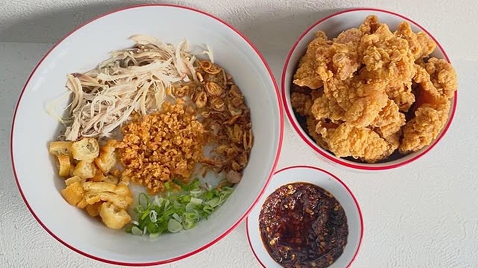 Buka Malam Hari, Lezatnya Bubur H. Oded di Barito Pakai Topping Kulit Ayam Krisipi dan Nori