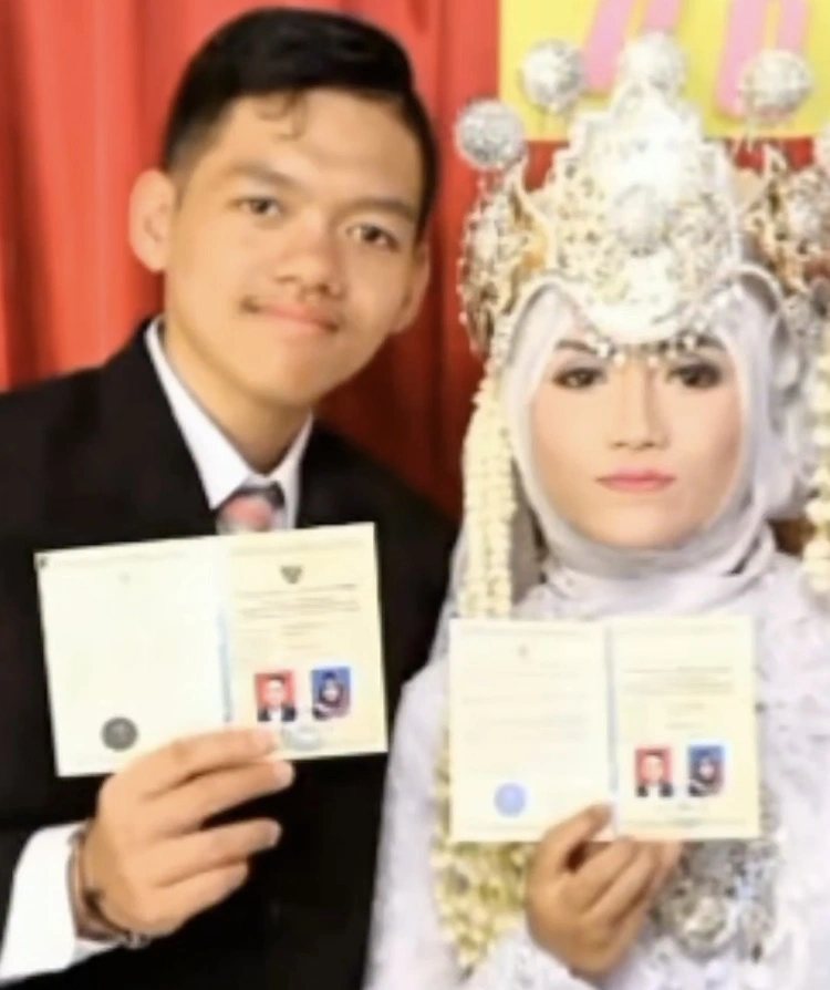 Buku Pernikahan Ibu Muda & Suaminya [Instagram]