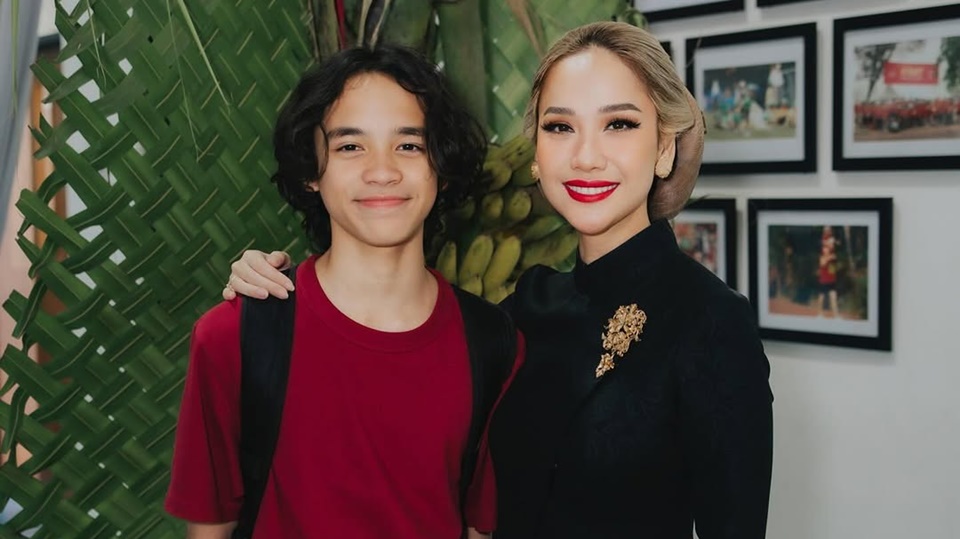 Bunga Citra Lestari Bangga Sang Putra Tampil Gagah Pimpin Upacara Kemerdekaan RI