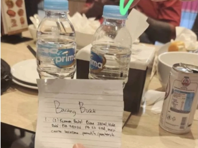 Cairan Pemutih Dalam Botol Air Mineral (Website)