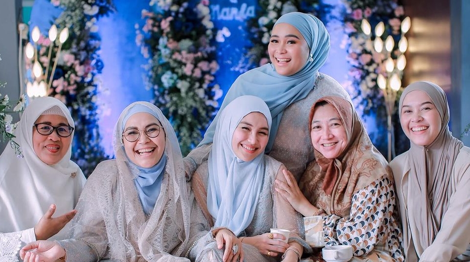 Tunangan Digosipkan Red Flag, Ayu Ting Ting Tetap Kompak Bareng Camer