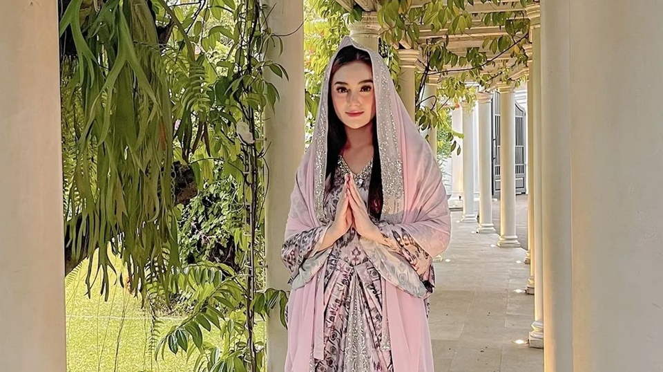 5 Potret Celine Evangelista Makin Cantik dan Anggun Berhijab