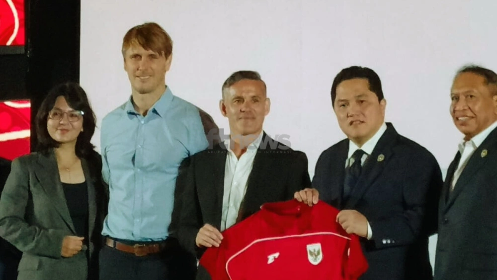 Suasana perkenalan John Herdman dan Cesar Meylan menandai era baru Timnas Indonesia. [Indopop/Selvianus Kopong Basar]