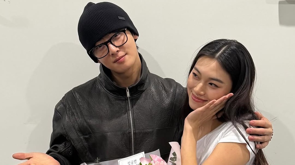 Cha Eun Woo Pamer Foto Bareng Kim Doyeon Jadi Sorotan