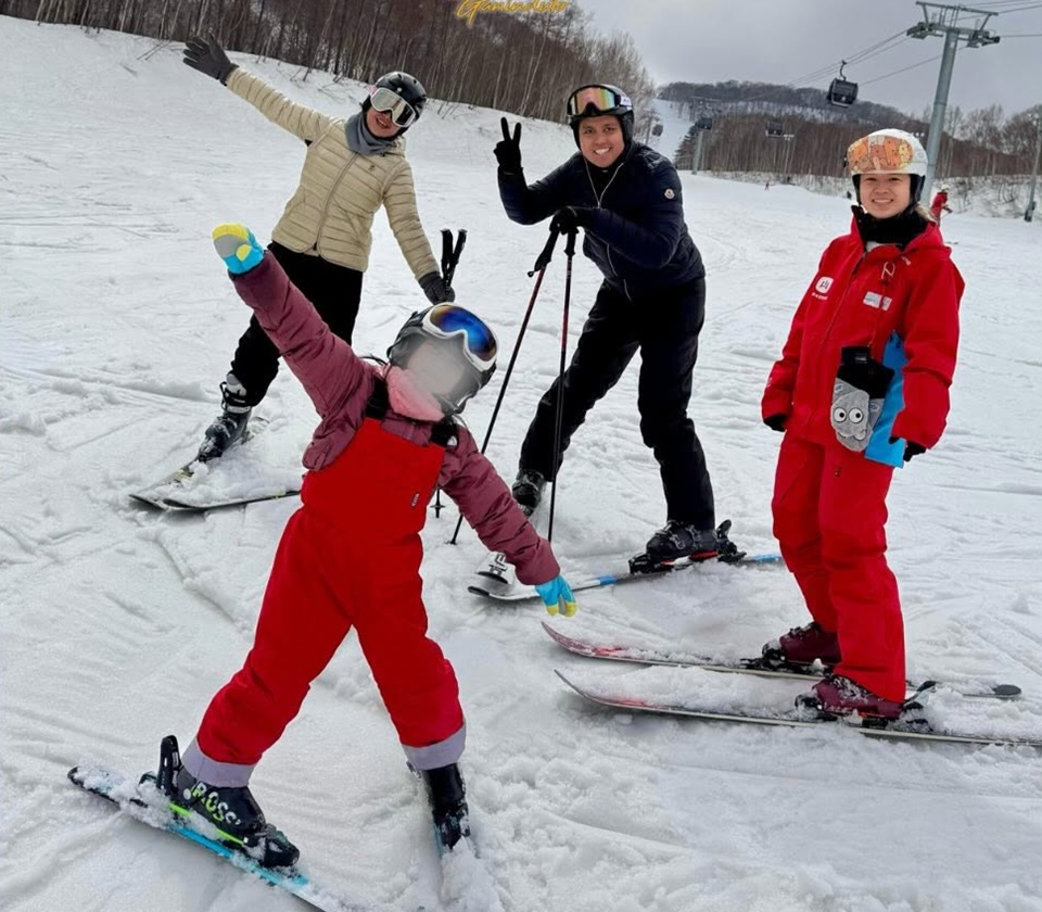 Chacha Frederica Main Ski Bareng Keluarga [Instagram]
