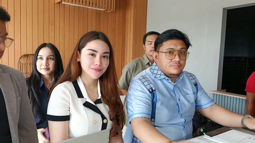 Cindy Rizap dan kuasa hukumnya, Machi Achmad. [Indopop/Selvianus Kopong Basar]