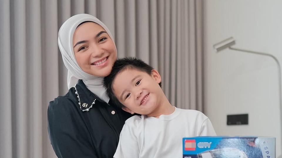 Citra Kirana Heran Tapi Bangga Sang Putra Dapat Penghargaan di Bidang Komedi