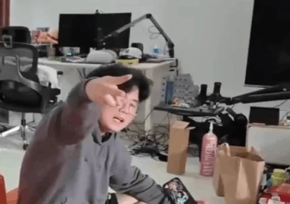 Cuplikan video yang menampilkan tabung Whip Pink di rumah Reza Arap. [TikTok]