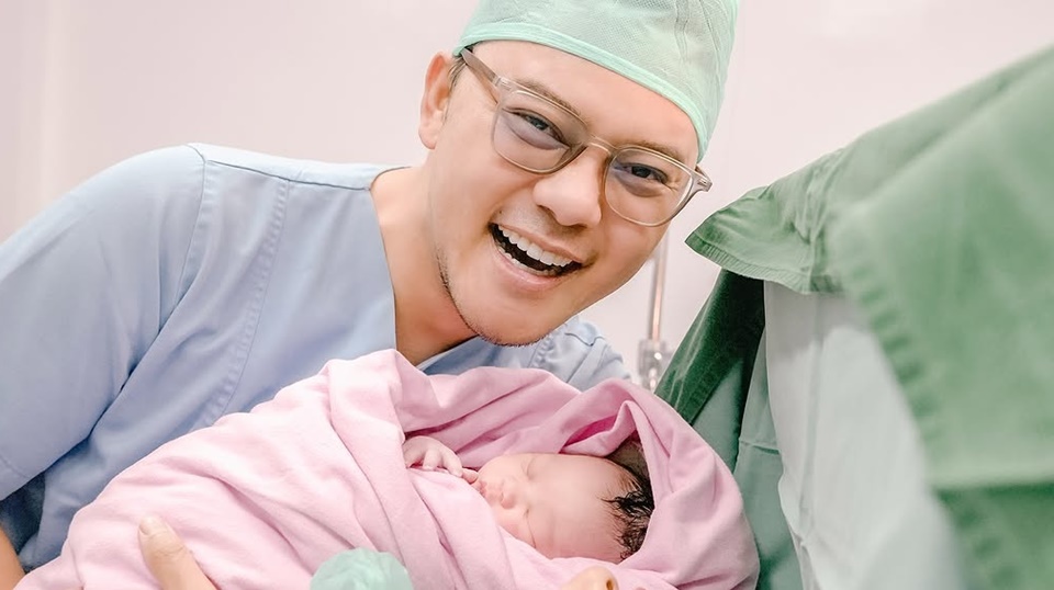 Danang DA Nangis Saat Lakukan Tradisi Kubur Ari-ari Sang Putri