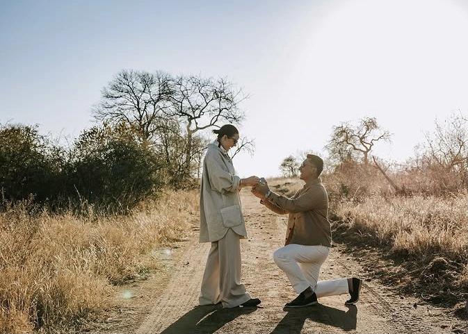 Darma Mangkuluhur Saat Melamar Patricia Schuldtz Di Afrika Selatan [Instagram]