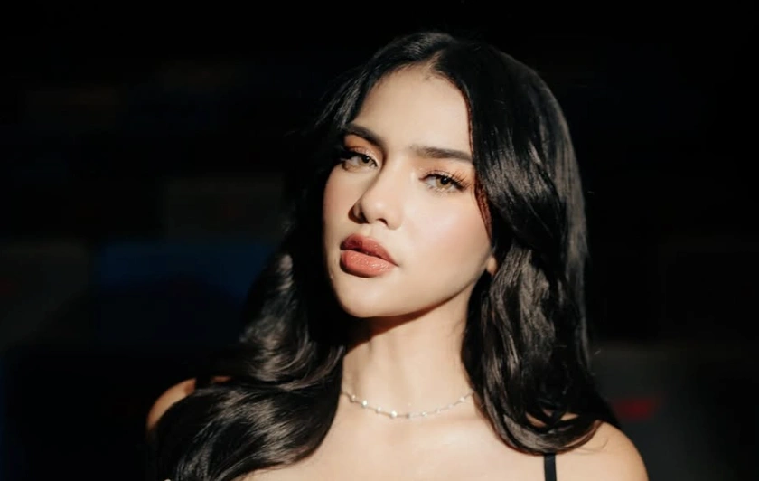 Davina Karamoy keluar dari tempat yang sama di mana Dito Ariotedjo berada. [Instagram]