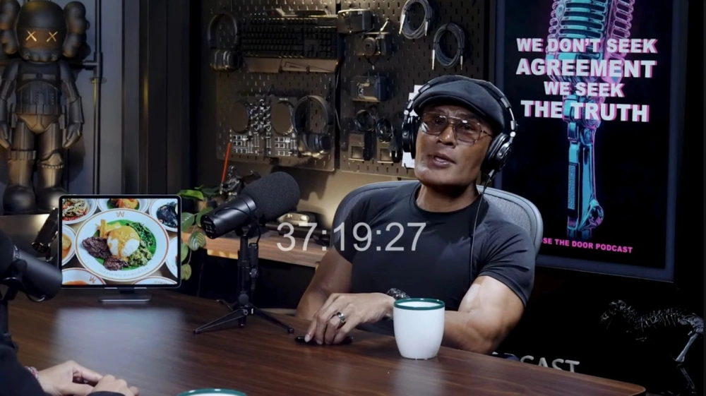 Sikap Deddy Corbuzier yang tak bereaksi saat podcast tersebut pun dikomentari netizen. [YouTube]