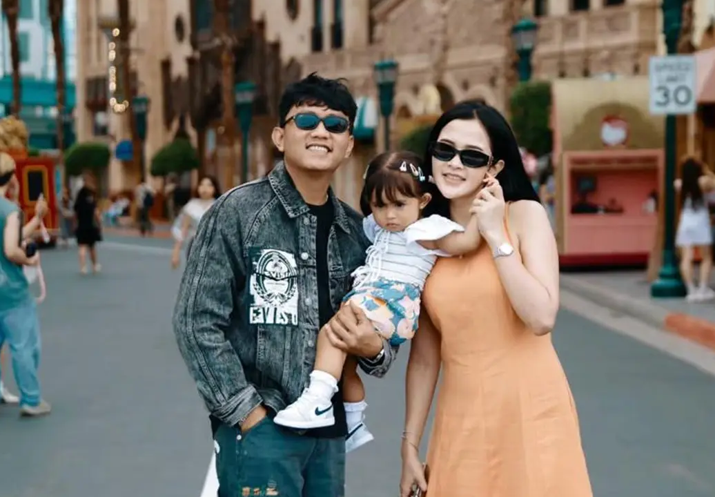 Denny Caknan Kerepotan Bawa Semua Barang Saat Liburan, Bella Bonita Asyik Jaga Anak