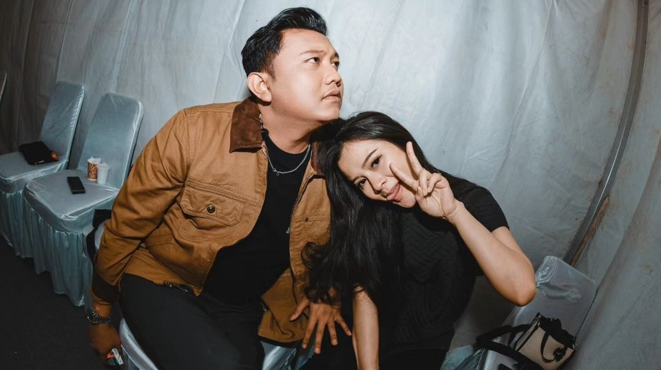 Denny Caknan Respons Kalem kala Bella Bonita Dihujat Perkara Baju Terbuka