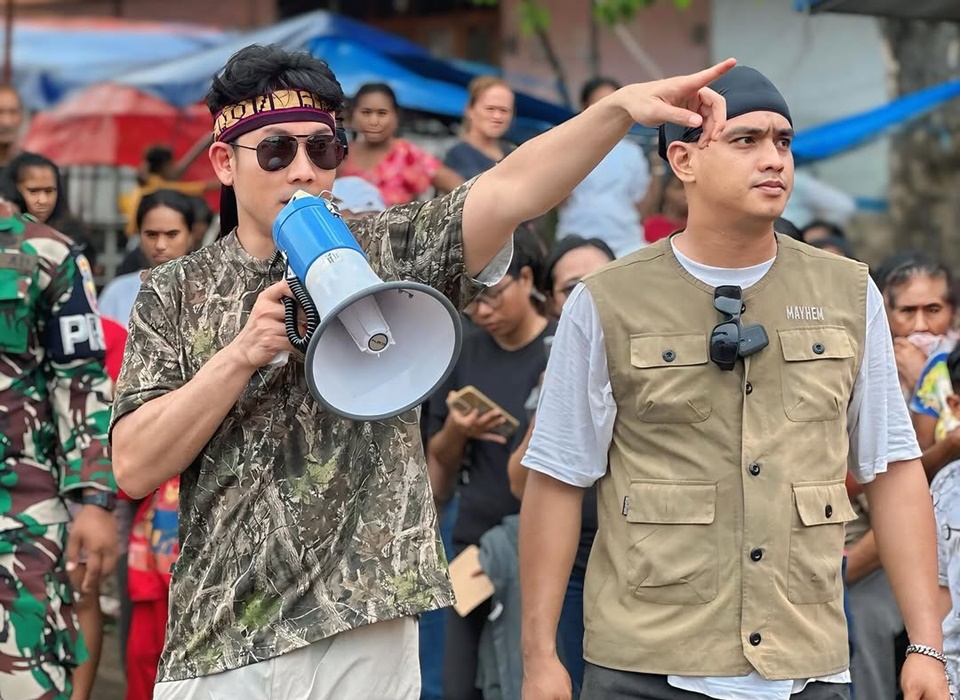 5 Potret Haru Denny Sumargo Serahkan Bantuan 1,7 M ke Korban Bencana Lewotobi