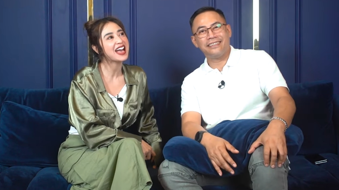 Dewi Perssik Lamaran dengan Rully di HUT ANTV, Busana Ibunya Jadi Bahan Gosip