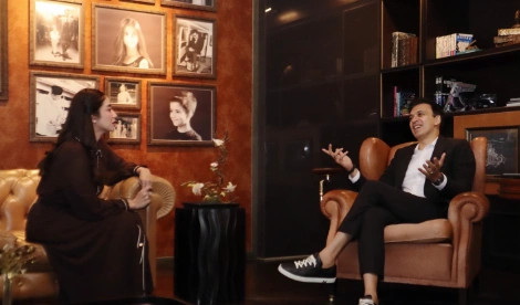 Dewi Perssik Saat Berbincang Dengan Manoj Punjabi Instagram