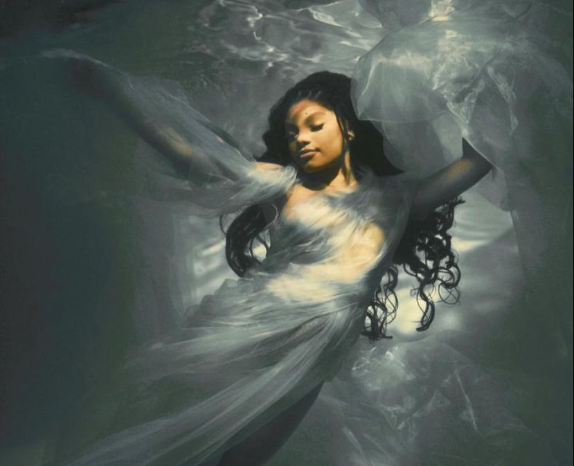 Potret Menawan Halle Bailey Maternity Shoot di Bawah Air, The Real Little Mermaid!