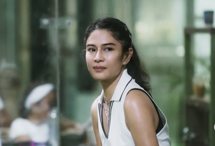 Dian Sastro Bikin Bangga Kenakan Pin One Piece di Festival Film Internasional