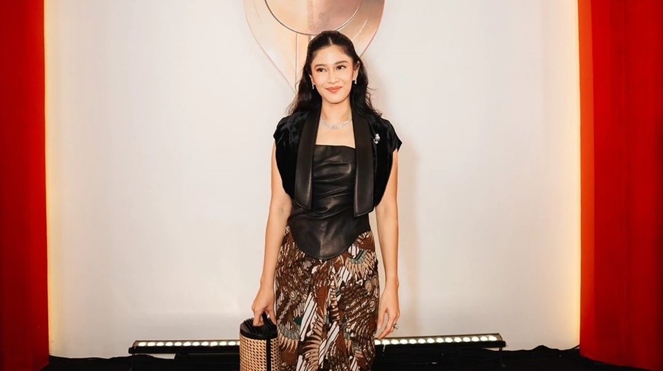 Dian Sastro Bergaya Old Money kala Kunjungi Arca Inspirasi Namanya