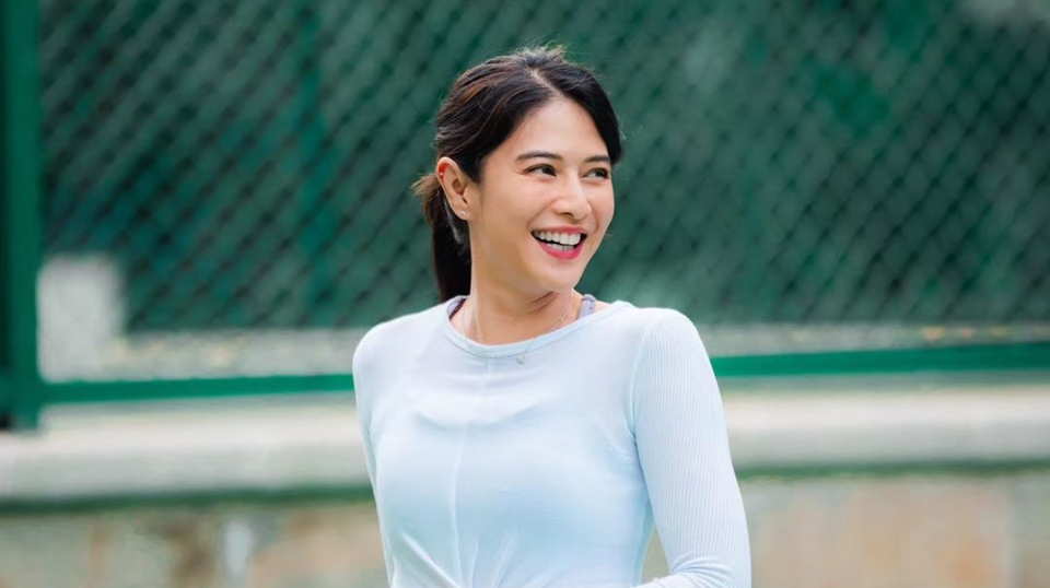 Dian Sastro Padukan Gaya Elegan dan Sporty dengan Jam Tangan Setengah Miliar