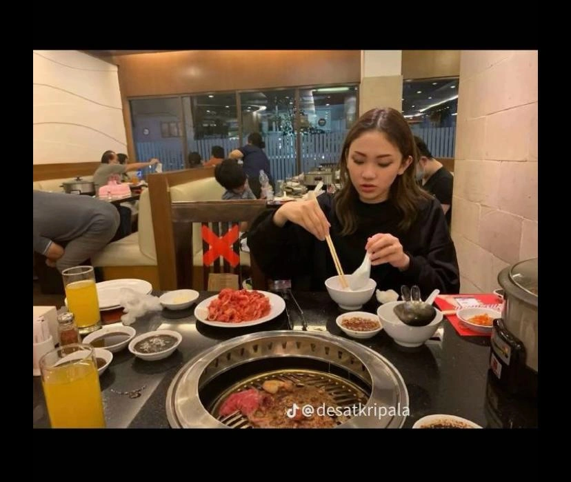 Diduga Jule Sedang Makan Di Restoran Jogja