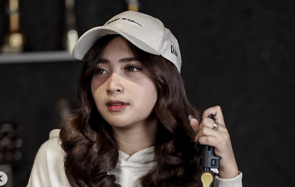 Dini Kurnia Penyanyi Banyuwangi yang diisukan pernah nikah siri dengan Ressa Rosano. [Instagram Dini Kurnia]