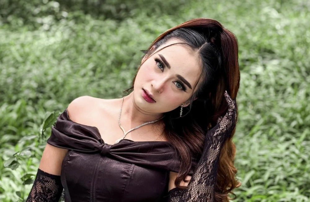 Dini Kurnia Penyanyi Banyuwangi yang diisukan pernah nikah siri dengan Ressa Rosano. [Instagram Dini Kurnia]