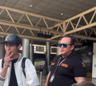 Dj Panda Merokok Di Bandara