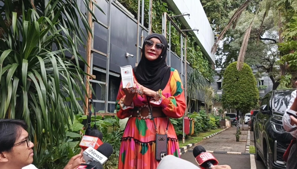 Doktif memkai baju yang diberikan Kartika Putri. [Indopop/Raka]