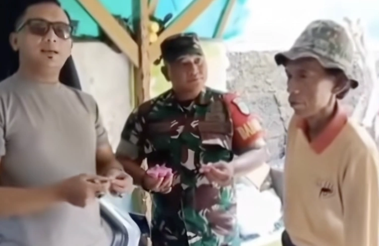 Dua oknum aparat paksa pedagang es gabus jadul untuk makan produknya yang dianggap palsu. [Instagram]