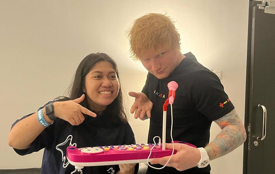 Ed Sheeran Terharu Dikasih Artis TikTok Aul Mainan Bajaj Mini