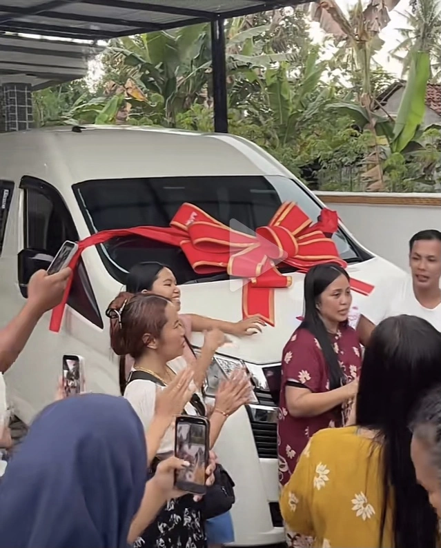 Eka Merry Susanti Saat Dikerubuti Tetangganya (Tiktok)