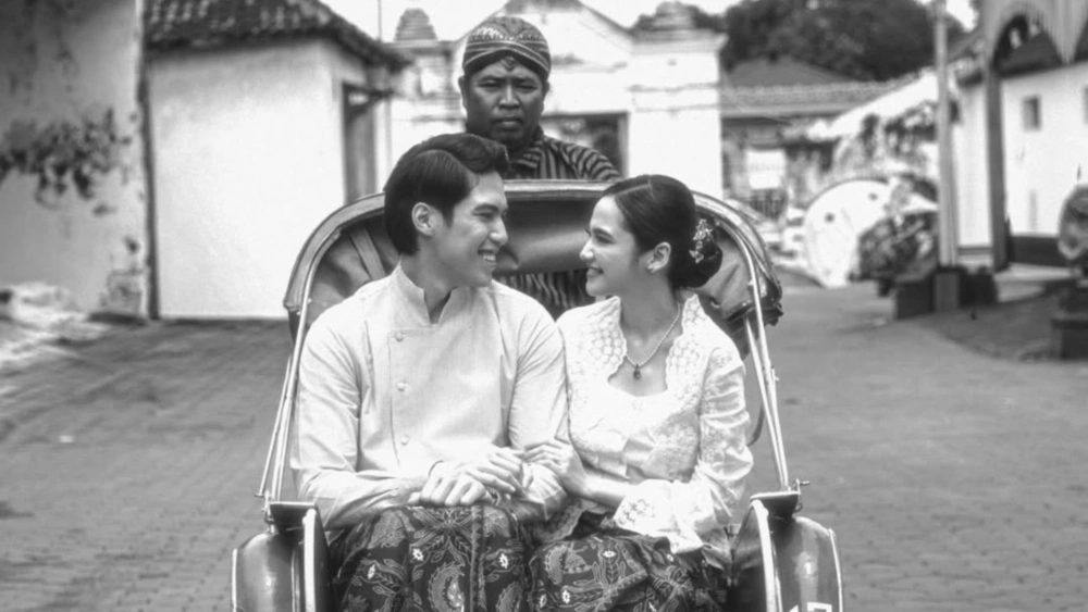 El Rumi dan Syifa Hadju serasi dengan foto prewedding ala keraton. [Instagram]