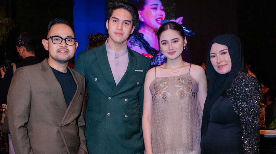 El Rumi Megangin Kain Panjang di Gaun Syifa Hadju, Netizen Jadi Baper