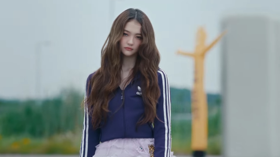 Ella Gross 'Adik' Jennie BLACKPINK Resmi Jadi Member Pertama Girl Group THEBLACKLABEL