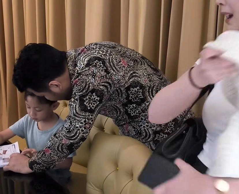 Emil Dardak Ajari Kalendra Kerjakan Pr