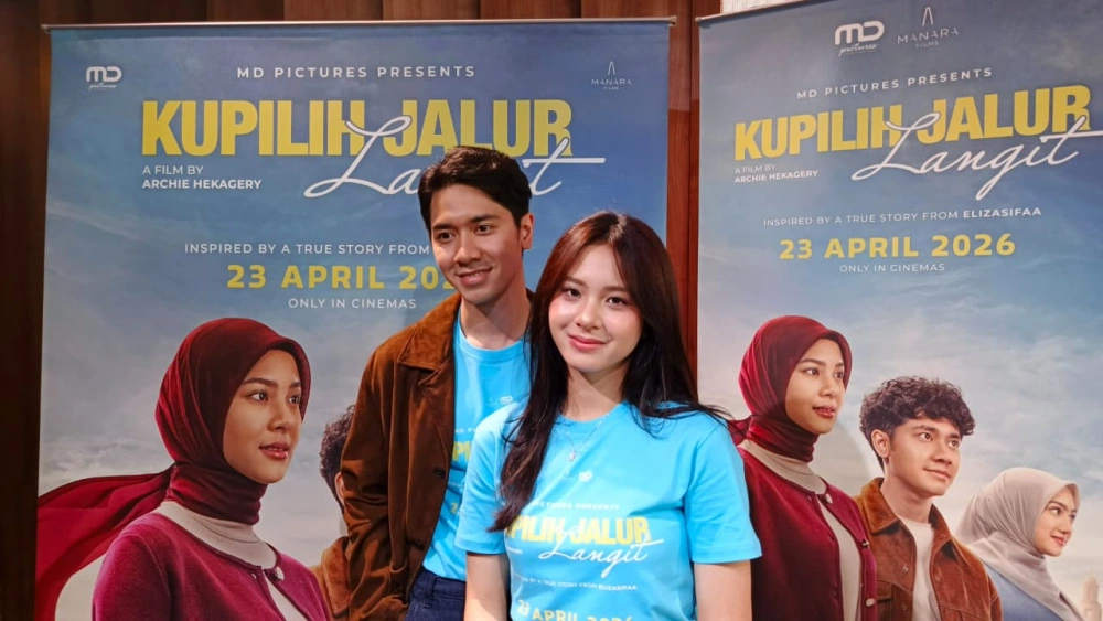 Emir Mahira dan Zee Asadel berperan sebagai pasangan muda suami istri. [Indopop/Raka]