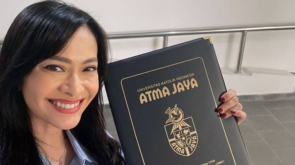 Ersa Mayori Baru Ambil Ijazah S1 Setelah 20 Tahun: Please Jangan Ditiru!