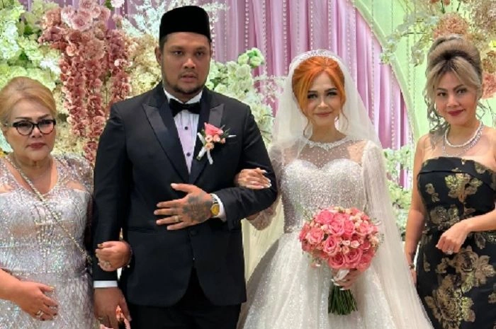 Eva Manurung Dan Feby Carol Datang Ke Pernikahan Virgoun [sumber: Instagram Febycarol]