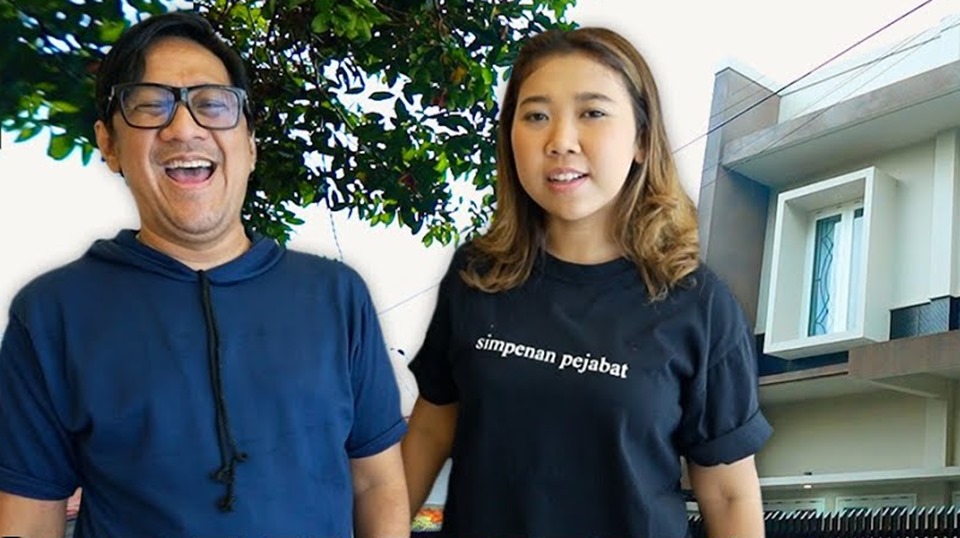 Ultah, Kiky Saputri Dapat Papan Bunga Nyeleneh Dari Andre Taulany