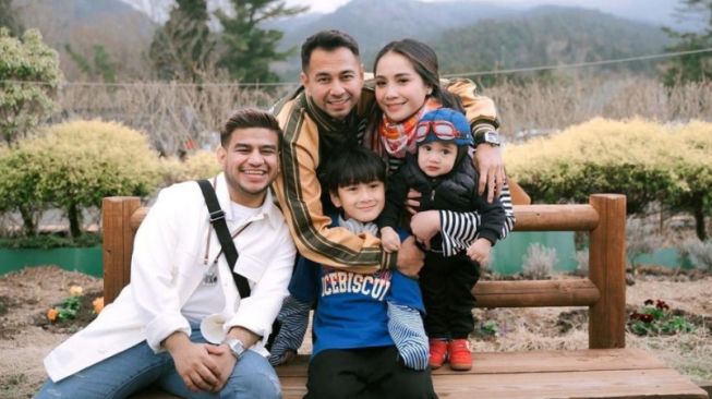Momen Fadil Jaidi Ajar Rayyanza dan Rafathar Bahasa Bekasi, Bikin Ngakak!