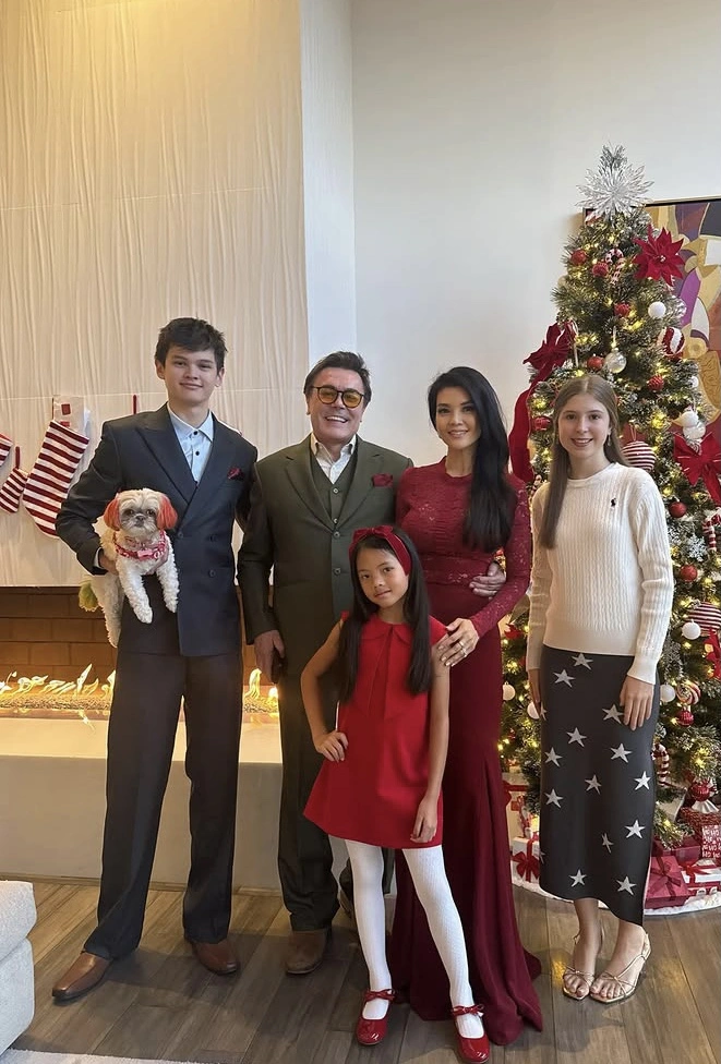 Farah Quinn Bersama Keluarga Kecilnya Saat Natal [Instagram]
