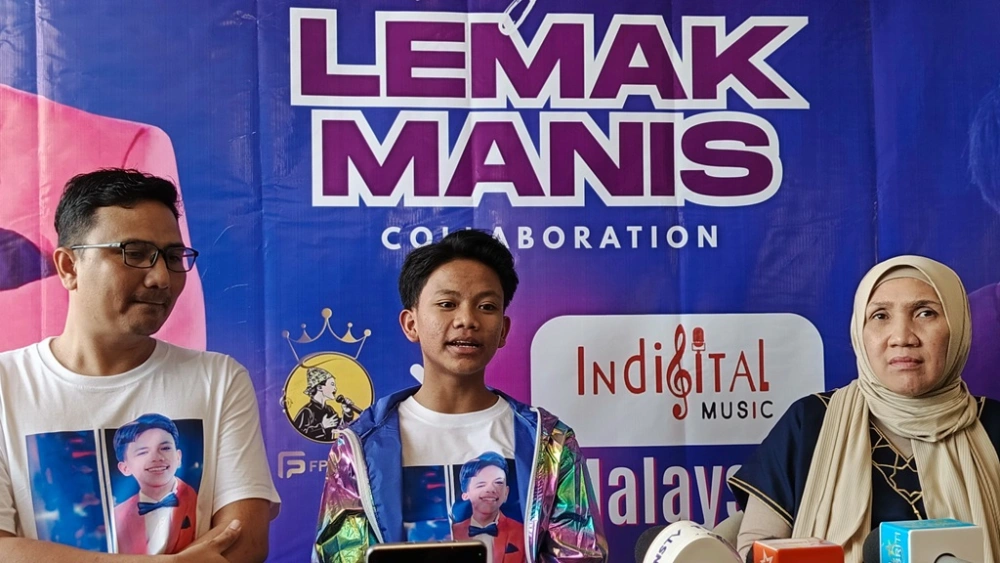 Farel Prayoga bersama manajer, Rais. (FTNews/Raka)