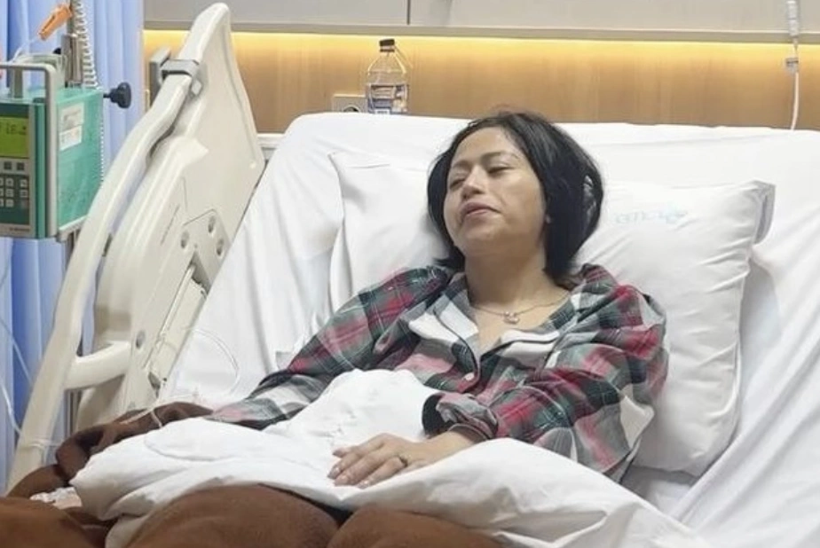 Farida Nurhan menjalani perawatan di rumah sakit setelah demam dan kejang. [Instagram]