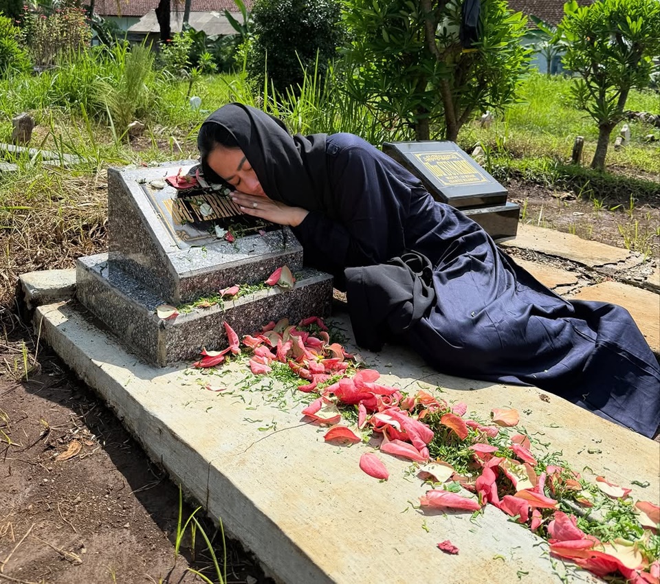 Farida Nurhan Pulang Kampung, Nangis Ziarah di Makam Ortu [Instagram]
