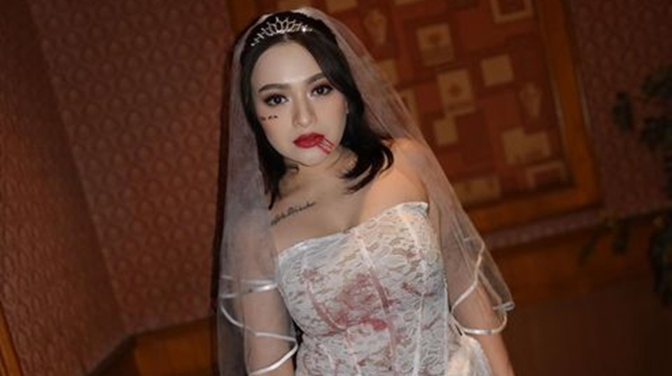 Jadi Pengantin Berdarah, Nathalie Holscher Pamer Tumpukan Duit Saweran