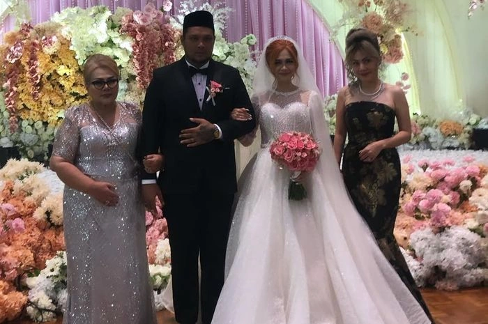 Momen pernikahan Virgoun dan Lindi bersama keluarga. [Instagram]