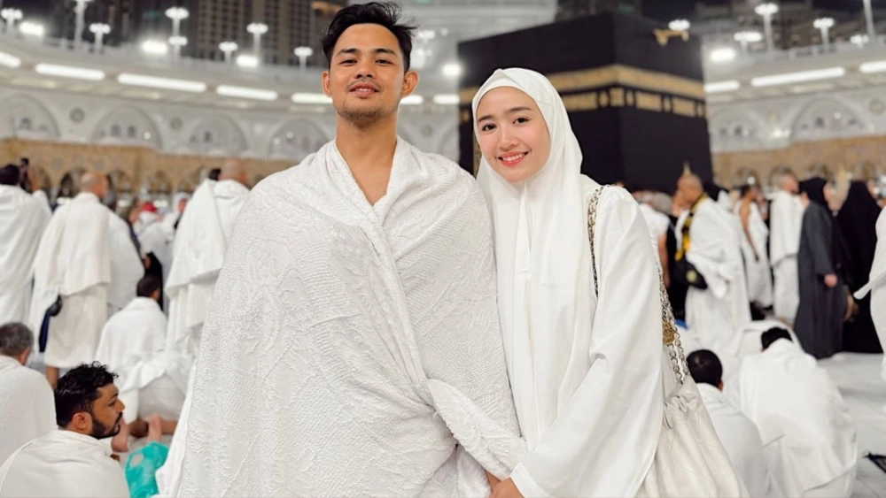 Febby Rastanty dan suami saat menjalankan ibadah umrah. [Instagram]