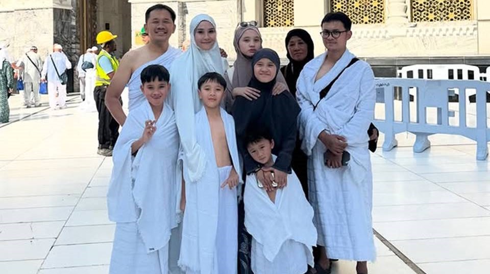 6 Potret Zaskia Mecca Umrah Sekeluarga, Putra Bungsunya H-3 Sebelum Berangkat Masuk RS